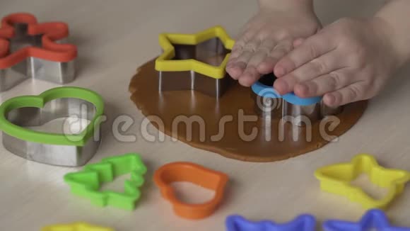 女孩用切饼机做圣诞姜饼饼干视频的预览图