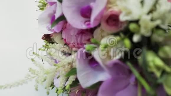 美丽的结婚花束丁香粉红的花朵视频的预览图