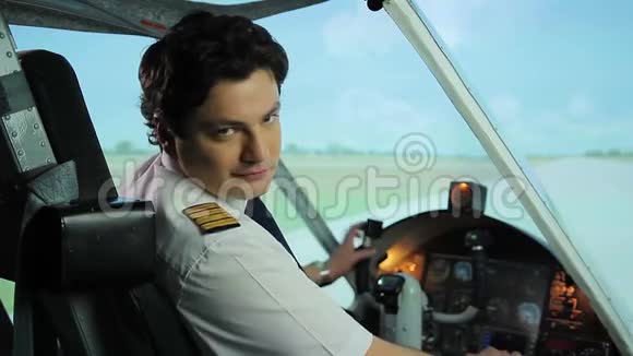 愉快的飞行员对着镜头微笑竖起大拇指航空事业成功视频的预览图