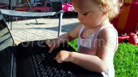 小女孩程序员视频的预览图
