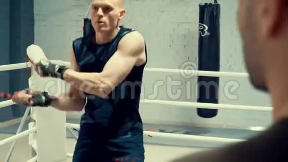 拳击运动中用跳绳进行拳击运动视频的预览图