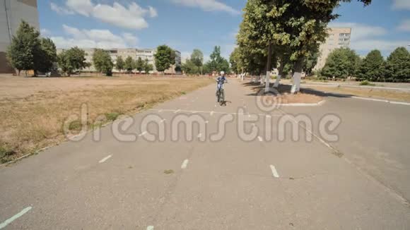 一个12岁的女孩在温暖的夏天骑自行车视频的预览图
