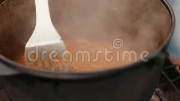 在大的铸铁锅中准备菜肴红的配肉洋葱和其他成分视频的预览图