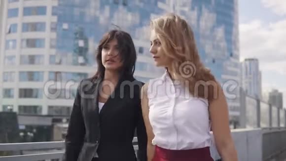 商业伙伴在讨论商务中心背景下穿着正式西装的两位商务女性视频的预览图