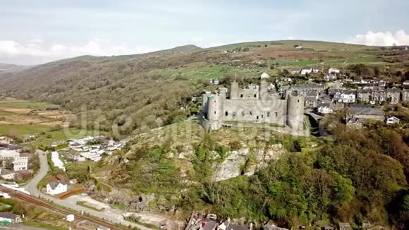 从空中俯瞰哈莱奇的天际线与它12世纪城堡威尔士联合王国视频的预览图