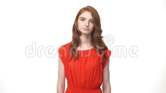 快乐的年轻白种人红头发的女孩站在白色背景上说是的视频的预览图