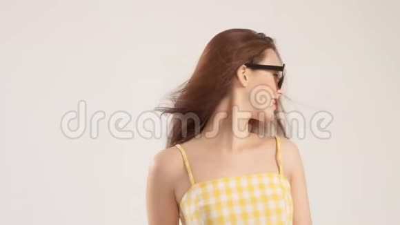 女人穿着夏天的服装吹着头发视频的预览图