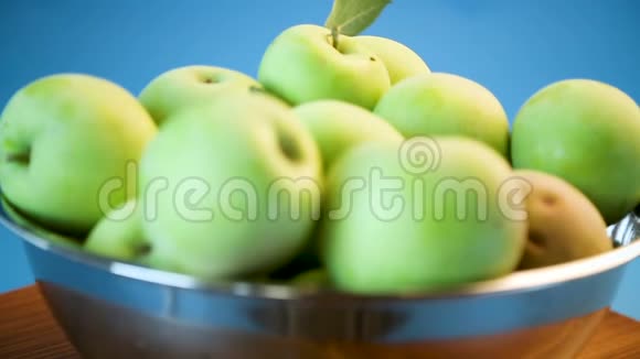 多汁的苹果在碗里变绿视频的预览图