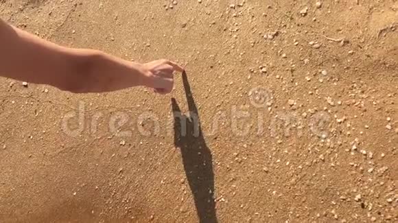 海浪抹去了写在沙子上的铭文上景字海视频的预览图