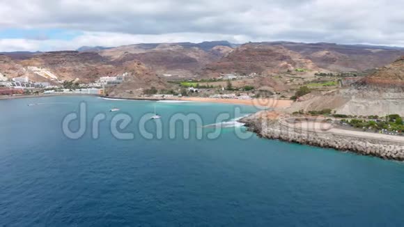 在加那利港美丽的海洋和风景中飞翔视频的预览图