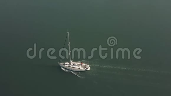 在公海航行的空中观光游艇无人机览海上浮舟视频的预览图