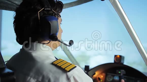 客机机组指挥官在蓝天航行客运视频的预览图