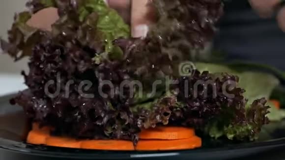 素食午餐新鲜蔬菜沙拉特写视频的预览图