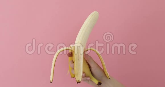 人手捧香蕉水果营养视频的预览图
