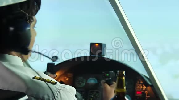 驾驶舱内与副驾驶一起喝啤酒的疯长危险视频的预览图