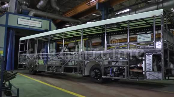 公共汽车生产制造场景工业运输工厂公共汽车骨架视图视频的预览图