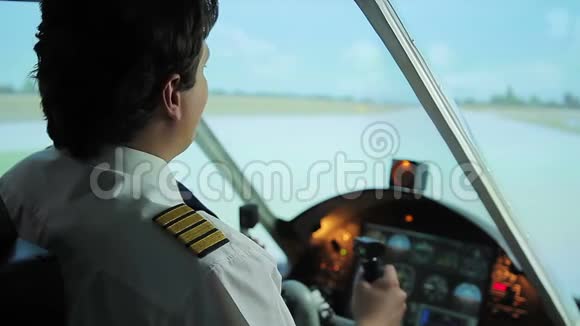 自信的飞机机长成功驾驶飞机从跑道起飞视频的预览图