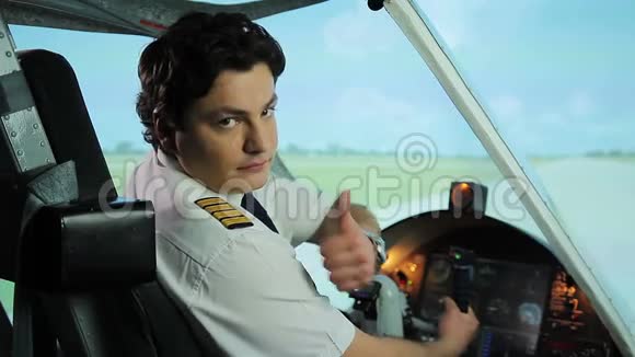 严肃的飞行员在镜头前竖起大拇指推荐可靠的航空公司视频的预览图