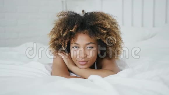 漂亮的年轻女人在床上摆姿势视频的预览图