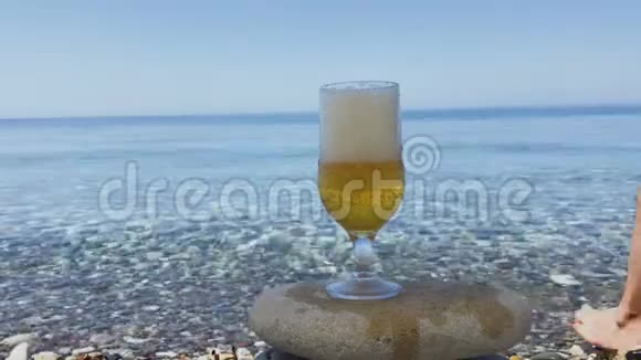 一杯啤酒在一个人在海里潜水的背景下视频的预览图