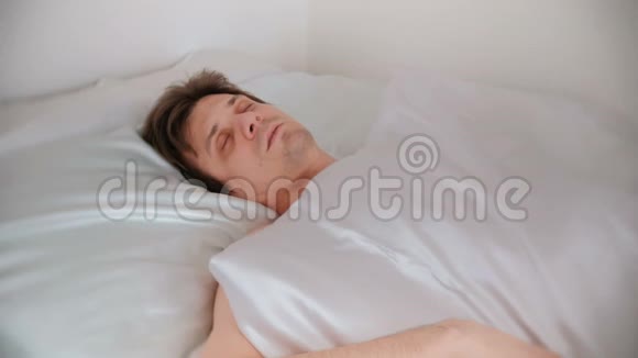 男人一个人睡在床上盖着毯子视频的预览图