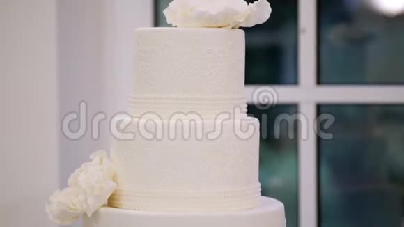 四层白色结婚蛋糕餐厅视频的预览图
