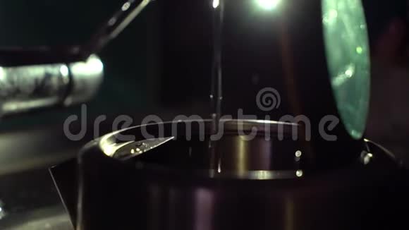玻璃电水壶倒水视频的预览图
