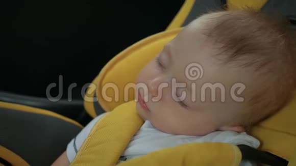 婴儿睡在碍事的车里坐在车后座睡觉的孩子视频的预览图