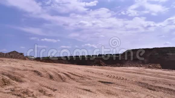 对采石场的看法场景通过货运列车背景下的采石场和砂石景观建设场地视频的预览图