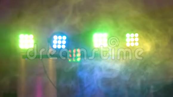 音乐会灯光和烟雾多色梁照明设备4k视频的预览图