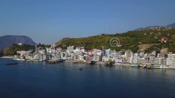 空中无人机关闭拍摄的彩色城市景观在山上的海洋欧洲密集多层建筑由视频的预览图