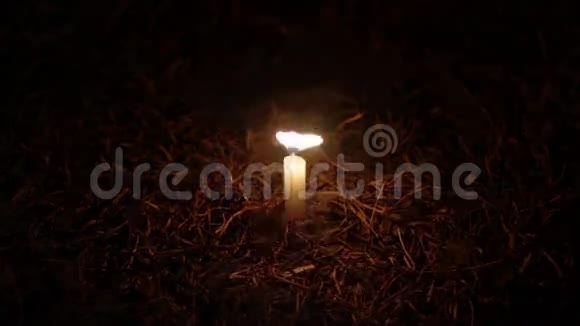 干草上的蜡烛视频的预览图