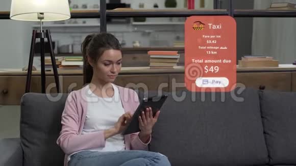 女孩用平板电脑支付服务费视频的预览图