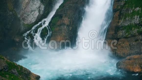 水顺着梯级流下峡谷小溪正被瀑布填满视频的预览图