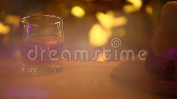 威士忌玻璃复古帽子木制桌子金色波基视频的预览图
