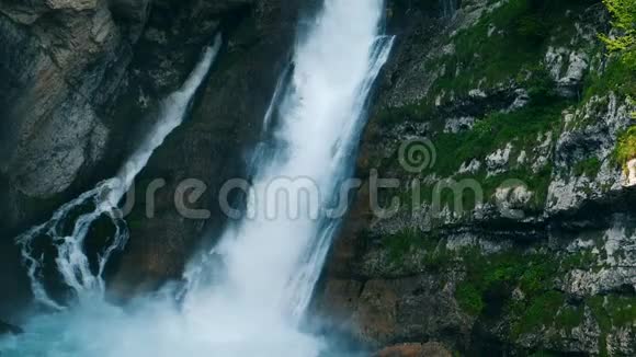 山中的大瀑布水流缓慢地沿着瀑布流下来视频的预览图