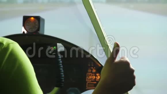 坐在驾驶舱的私人飞行员竖起大拇指飞行模拟器酷的爱好视频的预览图