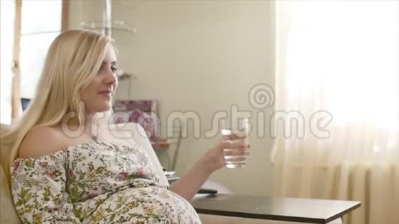 孕妇饮水视频的预览图