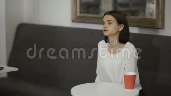 女人站在沙发上走开视频的预览图