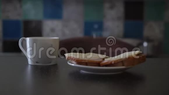 年轻的幸福夫妇在现代公寓一起吃早餐视频的预览图