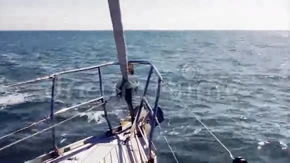 游艇在海上航行视频的预览图