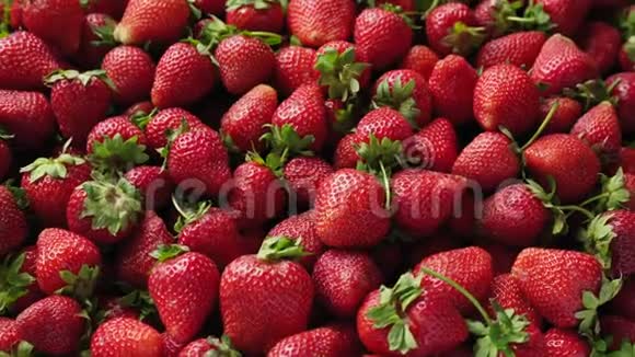 成熟草莓的特写视频的预览图