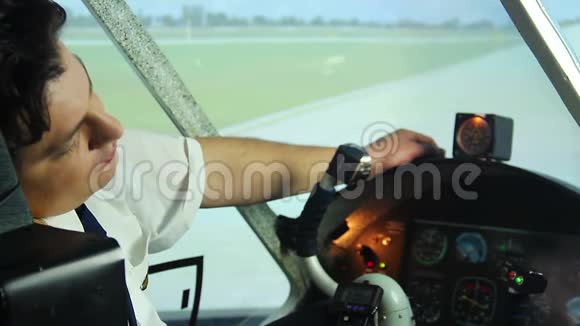 精疲力竭的飞行员梦想着度假在驾驶舱里打盹加班视频的预览图