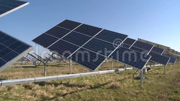 太阳能电池板种植阳光产生的替代清洁能源视频的预览图