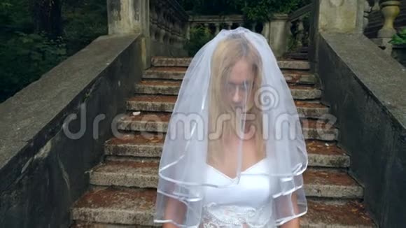 新娘的鬼魂在旧城堡的废墟中徘徊僵尸的新娘4k慢镜头拍摄视频的预览图