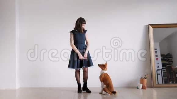 一个黑发女孩和一只狗站在一起视频的预览图