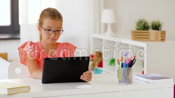 学生女孩在家使用平板电脑视频的预览图