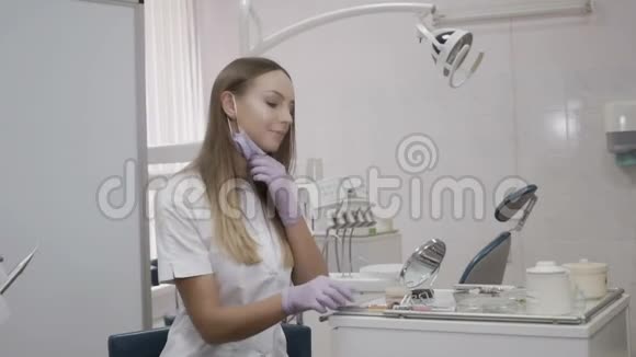 牙科医生在镜子前将化妆布涂在脸上视频的预览图