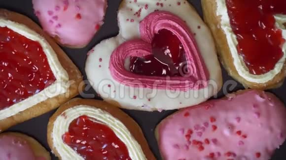 情人节的心形甜甜圈爱和浪漫的概念顶部视图视频的预览图