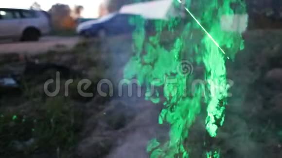 绿色激光慢动作视频照明时的烟雾视频的预览图